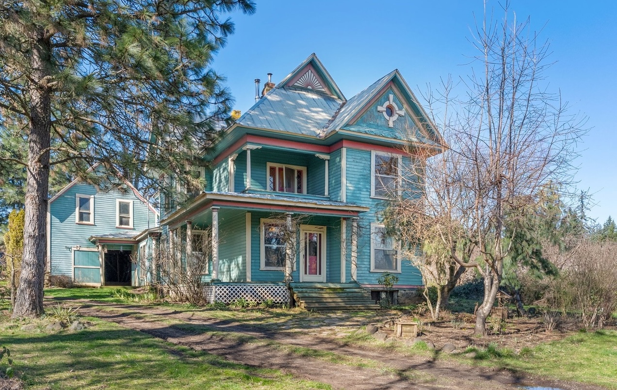 Victorian farmhouse at 1580 Markham Road, Hood River